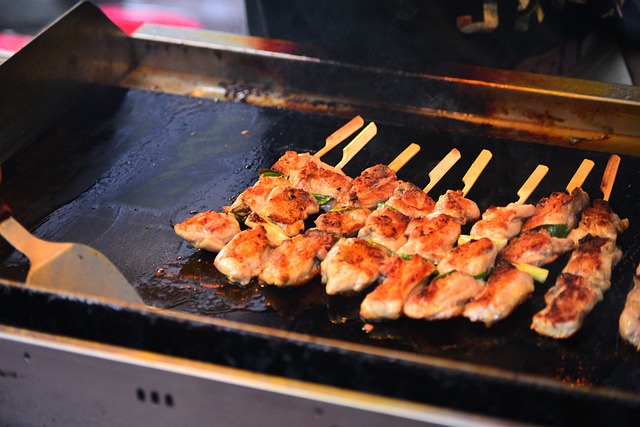 Plancha avec des brochettes de poulet