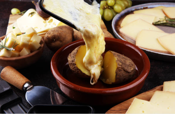 Bonne année avec fromage raclette qui coule sur une pomme de terre