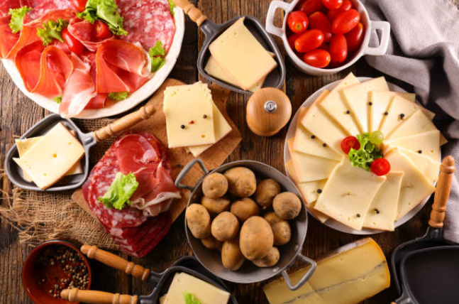 plateau pour raclette avec fromage, charcuterie et pommes de terre