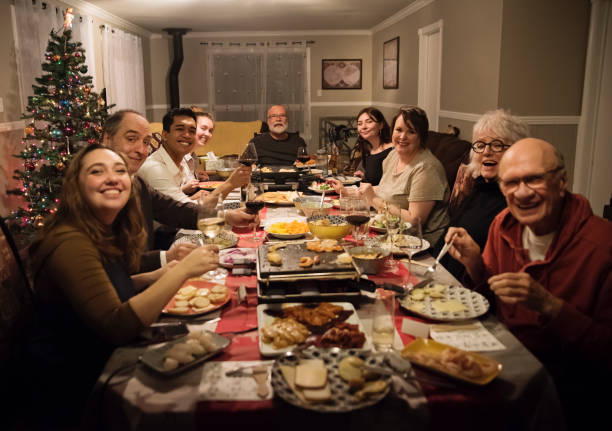 Repas de noël convivial en famille avec de bonnes affaires raclette et plancha